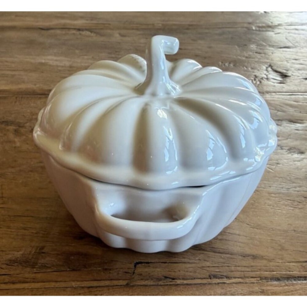 Le Creuset Stoneware Figural Pumpkin Mini Cocotte 12 oz 350 ml White NEW NIB - Picture 6 of 12
